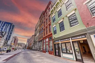 Spacious, Dwnt/Otr condo. minutes walk to the Reds/Bengals stadiums & more! !