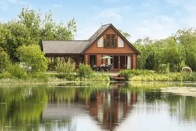 Image de Set in a peaceful location and perched over the lake.