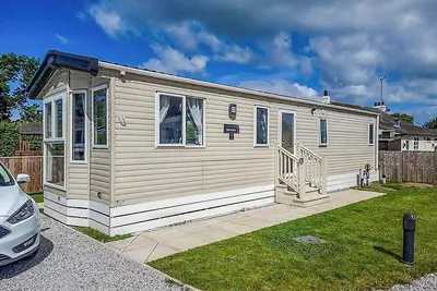 Image de Modern holiday home with a large comfortable living area and dining area.