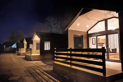 Image de Each lodge is like a home from home with everything you need for a comfortable stay.