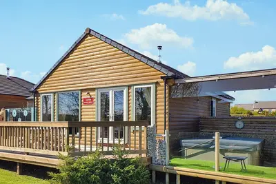 Image de Deluxe, contemporary lodge with one master double with en suite shower, one double and one twin.