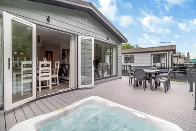 Image de Spacious and very comfortable stylish lodge with one double with en suite shower and two twin.