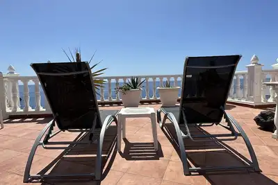 Image de Apartment directly by the sea with a large rooftop terrace and Bbq.