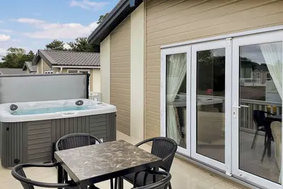 Image de A stunning lodge with one master double with en suite shower room.