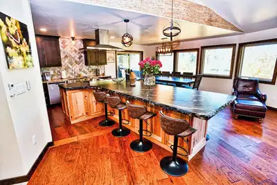 Image de Large Cabin Hot tub, Sauna, Fire Pit, Bbq, 2 Decks, Updated Kitchen