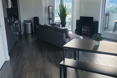 Image de Modern high-rise apartment minutes from Downtown Portland. Great view!
