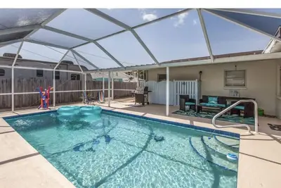 Image de Dolphin escape Pad come stay at our beautiful  pool oasis with heated pool!