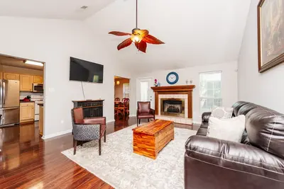 Image de Welcome to Mom's house/ King bed/ Pet friendly