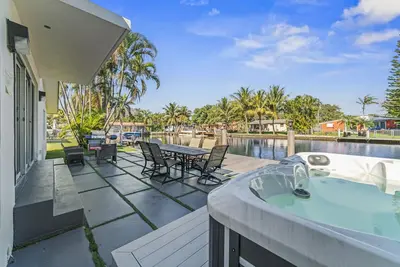 Image de Hollywood Villa on the water - Modern 4 Br w/ dock + hot tub