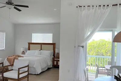 Image de Lovely Studio steps from the beach. Optional golf car rent