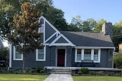 Image de Walk to Five Points Restaurants and Uga Stadium and other Uga sports venues