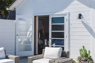 Image de This house is a 4 bedroom, 4. 5 bathrooms, located in Summerland, Ca