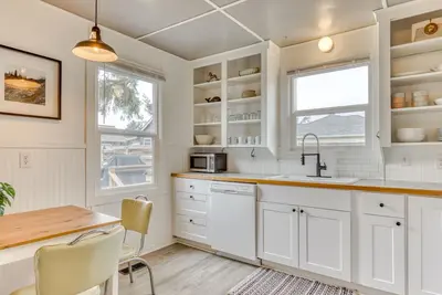 Image de Eclectic dog-friendly house with beach gear, enclosed yard, & washer\/dryer