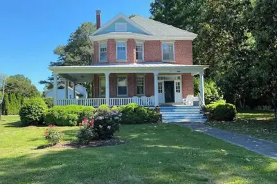 Image de Stately Mayberry-type home close to Cape Charles