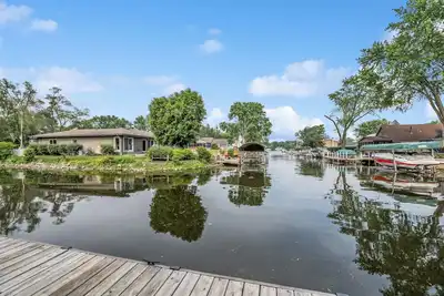 Image de Peaceful and Relaxing Water Front Home with Outdoor Pool Sleeps 12