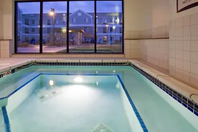 Image de Pool. Gym. Near Aurora Medical Center!