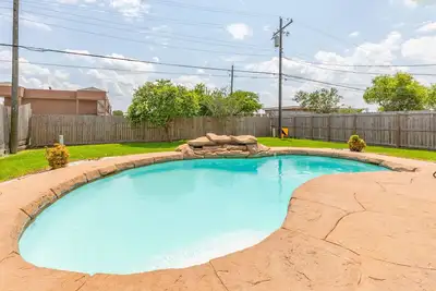 Image de Lavish Living on 37 W/ Private Pool - Heated Pool Optional