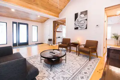 Image de Modern Creekside Stay with Hot Tub 10 mins to Downtown Hudson