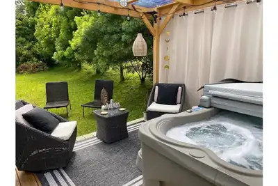 Image de \nHot tub in rainforest -Clean & Cozy, 5 min to Volcanoes Natl Park, coffee & Tea