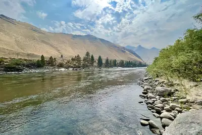 Image de The Building on The River R&R