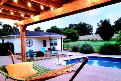 Image de Adorable & Centrally Located Guest Cottage with Pool Access