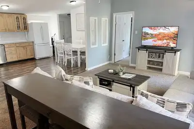 Image de Adorable 3 bed+ 2 bath home @ High Rock Lake