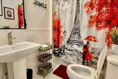 Image de A Piece of Paris (West unit) - 5 min walk to Historic Downtown Newton