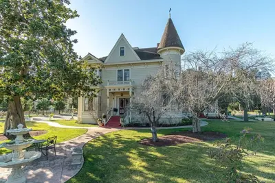 Image de Cute Queen In Mansion near Beach Monterey Carmel