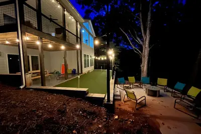 Image de Lakefront home w/covered dock-Pool table-Kayak/Sup-11mi to Clemson-Hot tub