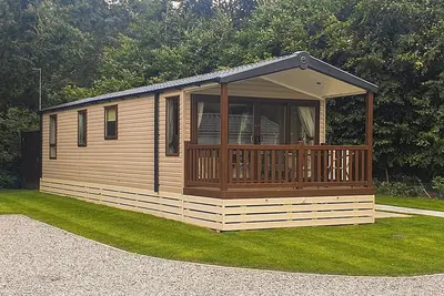 Image de Modern holiday home with one double bedroom and two twin bedrooms.