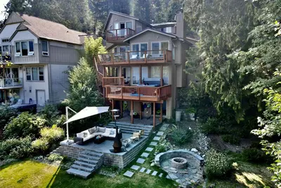 Image de Lakefront 5 bedroom & 3. 5 bathroom House with Water Toys, Patio & Fire Pit