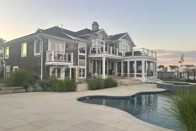 Image de Spectacular Waterfront Montauk Beach house In Massapequa, Li