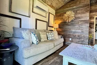 Image de Cozy Lake Front Cabin w/Marina Access, Free Fishing, Wifi & Beautiful Views- #47