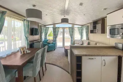 Image de A cosy holiday home with one master double and one twin room.