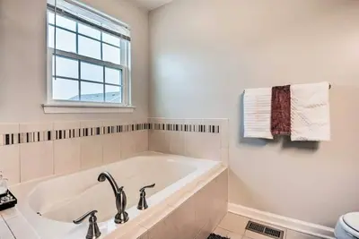 Image de ★Cozy & Modern ~ Family Fun ~ 🌊Outdoor Pool ~ Pkg★