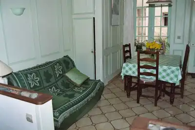 Image de Rdc Avec Petite Cour Ensoleillee