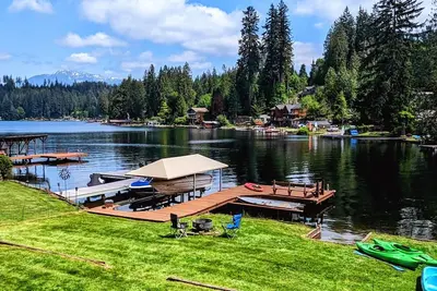 Image de Lakefront Retreat: Private Dock, Fire Pit, Bbq, Ac, Dog Friendly