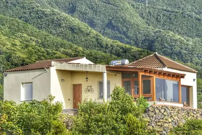 Image de Romántica Villa de 96 m con Exteriores Llenos de Naturaleza