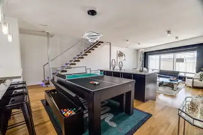 Image de Modern 4 Story Townhome -5 minutes walk to Deep Ellum & Fair Park!