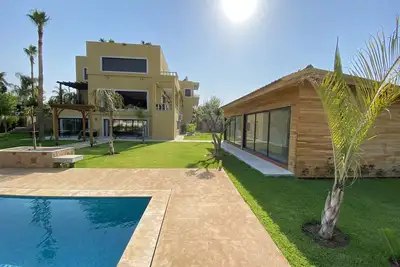 Image de Luxueuse villa de 10 chambres avec piscine.