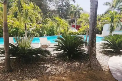 Image de Budget 2-bedroom guest-friendly townhouse steps from shops&beaches