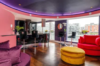 Image de New Listing, Stunning Newly Renovated Waterfront Apartment