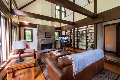 Image de Pristine Home In Becket Woods
