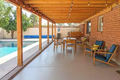 Image de Stylish Mid-Century Oasis with (heated) Pool