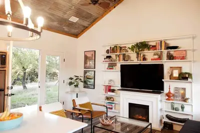 Image de Cozy, dog friendly, private & county chic Hill Country cottage -15 min to Austin