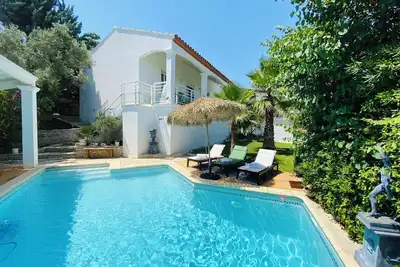 Image de Villa destiné à 6 personnes sur 1000m2 de terrain arboré avec piscine.