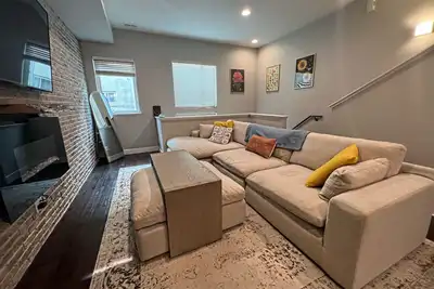 Image de Modern Home w/ Rooftop Deck, Fireplace & Stunning City & Mountain Views