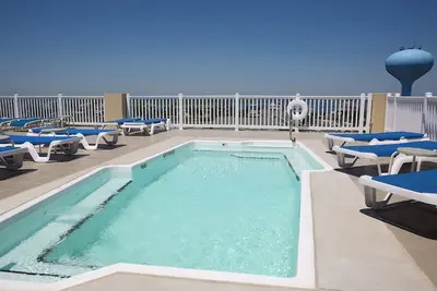 Image de Modern condo - less than 5 min from the beach!