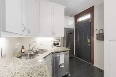 Image de Lovely 3 Bedroom Condo off Schiller Park
