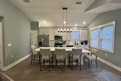 Image de Brand New Single Level Condo, Steps from the Beach